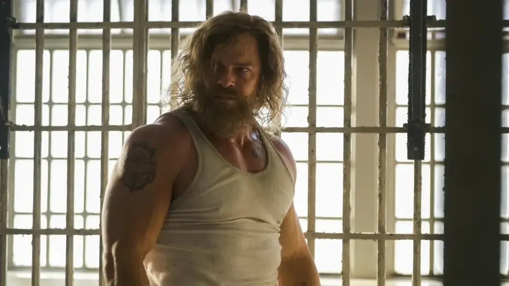 Alan Ritchson arrasa em clipe inédito de ‘Motor City’
