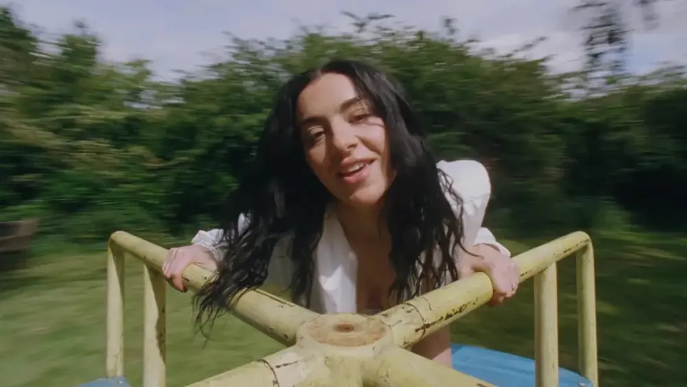Charli XCX lança o vibrante single “Wink Wink”