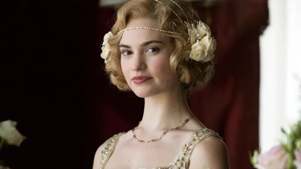 Lily James estrelará ‘Seasons’, terror do diretor de ‘Acompanhante Perfeita’